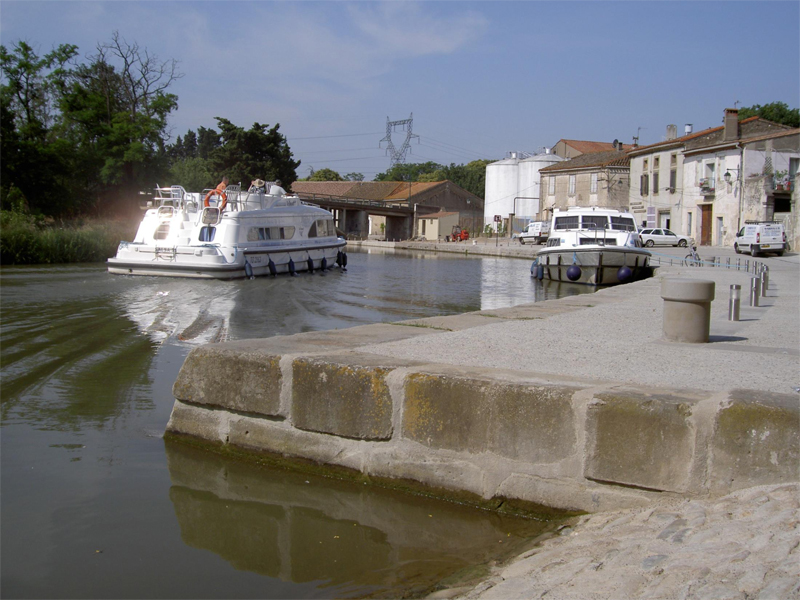 La Maison du Port est situé sur les bords du Canal du Midi
