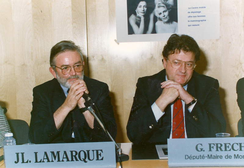 Georges Frêche et le Professeur Lamarque présentent le centre mobile de mammographie de dépistage du cancer du sein : le mammobile - 1990