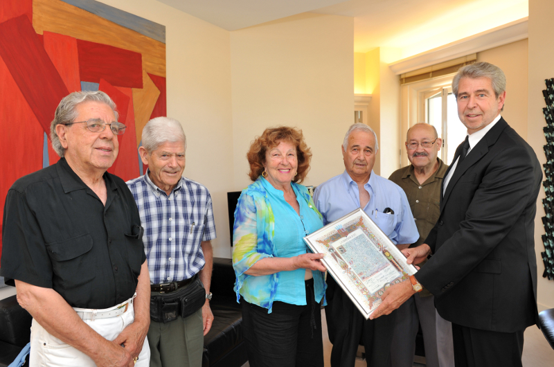Remise de la Constitution espagnole de 1931 à Georges Frêche L